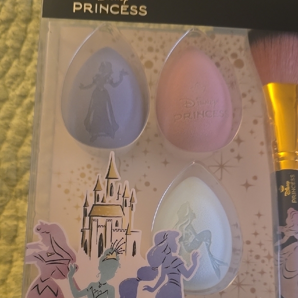 Disney Makeup Brushes and Tools Set in Pink and Purple - Picture 4 of 4